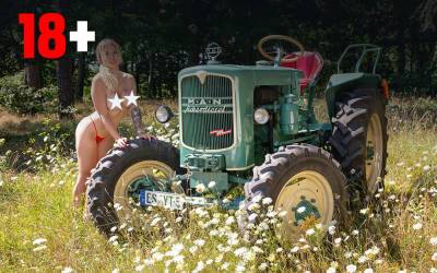 John Deere - Обнаженные трактористки – эротический календарь на 2022 год - zr.ru - Германия