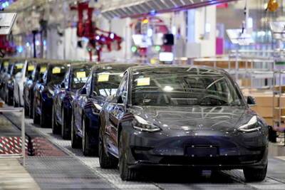 Tesla подорожала до триллиона долларов - lenta.ru - США