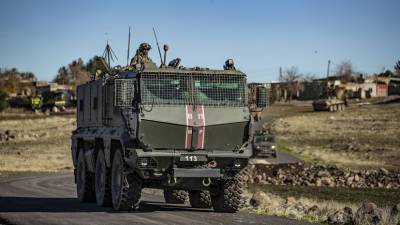 В Сирии перед колонной российской военной полиции взорвалось СВУ - russian.rt.com - Россия - Сирия - провинция Алеппо
