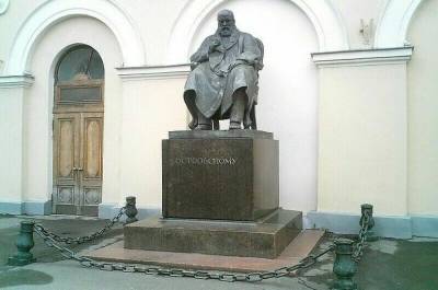 Почему у Малого театра установили памятник Островскому - pnp.ru - Москва