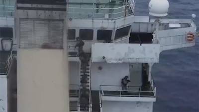 Опубликовано видео спасения судна от пиратов российскими моряками - iz.ru - Россия - Израиль - Панама