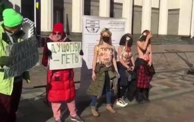 В Киеве голые активистки требовали отмены тарифов - korrespondent.net - Украина - Киев