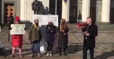 Полиция под Радой быстро свернула акцию девушек с обнаженной грудью против "тарифного геноцида" (ВИДЕО) - dsnews.ua - Украина