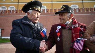Фронтовики из стран антигитлеровской коалиции встретились на Красной площади во имя торжества исторической правды - vm.ru - США - Англия - Санкт-Петербург - Франция - Блокада