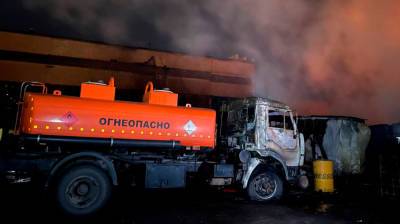 Охвативший огнеопасные бензовозы пожар в Воронеже удалось потушить в последний момент - vestivrn.ru - Воронеж