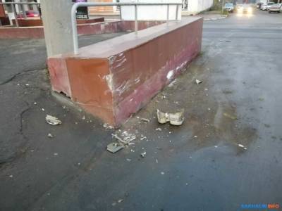 В Холмске водитель седана пытался побороть бетонное ограждение - sakhalin.info - Холмск