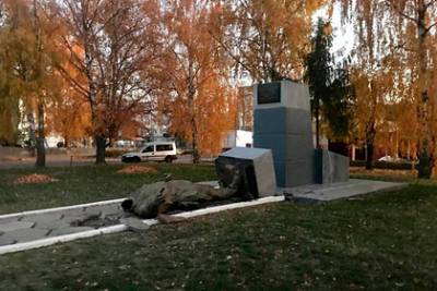На Украине неизвестные снесли памятник Чапаеву - newsland.com - Украина - Полтавская обл. - Лубны