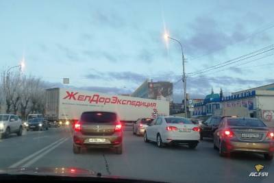На Большевистской в Новосибирске утром 27 октября образовалась пробка из-за грузовика - novos.mk.ru - Новосибирск - Бердск