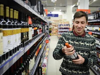 Затариваются алкоголем и стригутся: как россияне готовятся к локдауну - bloknot.ru