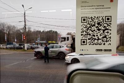 Ford Focus - В Твери мужчина в погонах попал в ДТП на подменном автомобиле - tver.mk.ru - Тверь