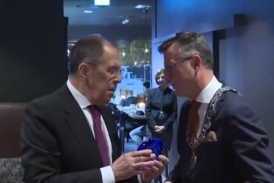 Сергей Лавров - Норвежский ректор подарил Лаврову вазу для виски - mk.ru - Норвегия - Россия