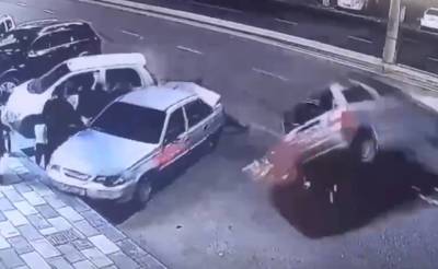 Очередная страшная авария. Водитель "Матиза" не справился с управлением и сбил трех пешеходов на обочине дороги в Ташкенте. Видео - podrobno.uz - Узбекистан - Ташкент - район Мирабадский