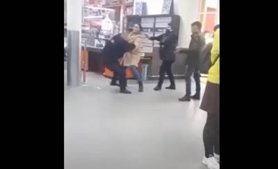 Жестокость на грани фола. Женщина избила охранника супермаркета в Грязях (видео) - lipetskmedia.ru - Россия - район Грязинский