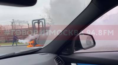Автомобиль горит в районе Измайлово на съезде с Северо-Восточной хорды - govoritmoskva.ru - Москва - район Измайлово