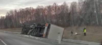 Участники аварии развели костёр возле перевернувшейся фуры под Новосибирском - sib.fm - Новосибирск