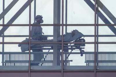 Реаниматологи: родственники тяжелобольных пациентов с COVID-19 поздно обращаются за помощью, а потом проклинают врачей - argumenti.ru