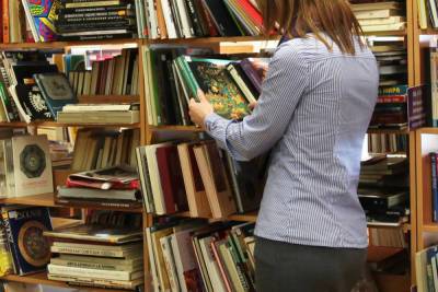 В петербургской библиотеке пенсионера побили в драке за книгу - mk.ru - Санкт-Петербург