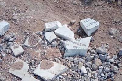 В Астраханской области дороги отремонтировали с помощью надгробий с кладбища - versia.ru - Астраханская обл.