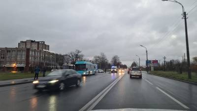 Агрессивный пассажир с ножами и молотком зашел в автобус и умер в Петербурге – фото - ivbg.ru - Украина - Санкт-Петербург