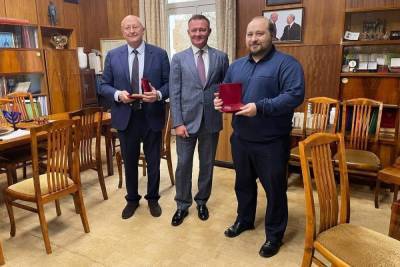 Роман Старовойт - Александр Гинцбург - Денис Логунов - Роман Старовойт вручил разработчику «Спутника V» медаль «За заслуги перед Курской областью» - chr.mk.ru - Россия - Курская обл.