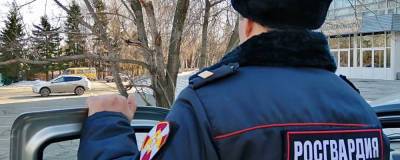 В Новосибирске мужчина покусал посетителей алкомаркета - runews24.ru - Новосибирск - Новосибирская обл.