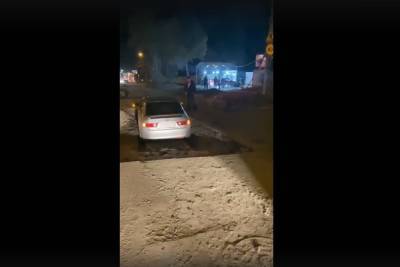 Ночью в Новосибирске автомобиль влетел в яму на месте дорожных работ - novos.mk.ru - Новосибирск