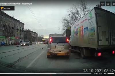 Перебегавшую дорогу женщину с ребенком на руках сбил автомобиль в Новосибирске - novos.mk.ru - Новосибирск