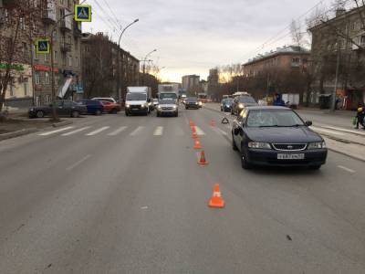 В Новосибирске автомобиль сбил маму с дочерью на пешеходном переходе - runews24.ru - Новосибирск - район Кировский, Новосибирск