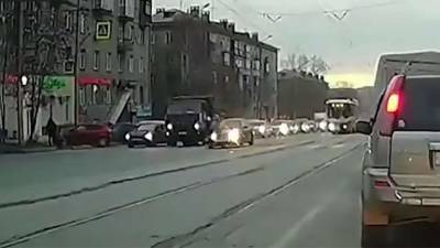 В Новосибирске автомобиль сбил перебегавших дорогу мать с дочерью - iz.ru - Израиль - Екатеринбург - Новосибирск