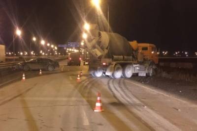В массовом ДТП с бетономешалкой пострадал мужчина в Екатеринбурге - eburg.mk.ru - Екатеринбург - Камаз