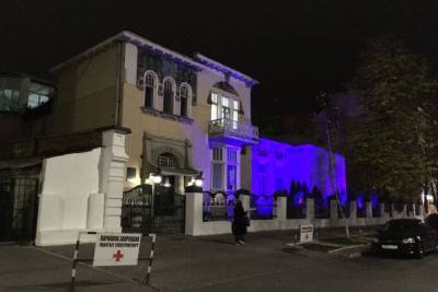 На историческом здании в Саратове сделали кислотно-вырвиглазную подсветку - saratov.mk.ru - Саратов