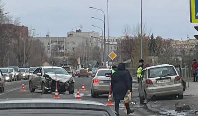 После столкновения автомобилей в Тюмени один из них отбросило на тротуар - nashgorod.ru - Тюмень