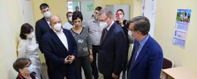 Александр Бурков - Омские медики пожаловались Александру Буркову на нехватку волонтеров и автомобилей - runews24.ru - Омская обл.