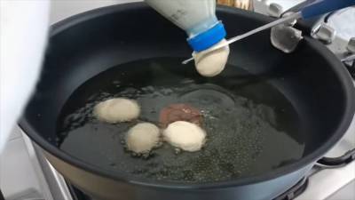 Хозяюшка переливает тесто в бутылку и жарит, не касаясь теста руками. Лайфхак для быстрой готовки - skuke.net