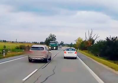 Полиция Чехии разыскивает водителя за безумный обгон: видео - vinegret.cz - Чехия - Южноморавский край