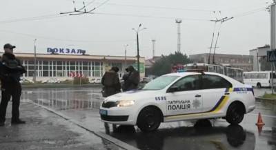 Парень устроил погром на вокзале, кадры: "избил и ограбил кассиршу" - politeka.net - Украина - Закарпатская обл.