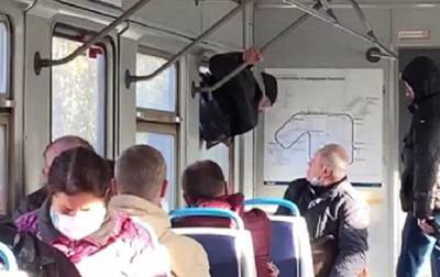 В электричке "заяц" пытался сбежать через окно - korrespondent.net - Украина - Черкассы