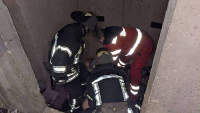 Девушка провалилась в шахту лифта с огромной высоты, кадры: спасатели бросили силы на помощь - politeka.net - Украина - Одесса - Краматорск - Донецкая обл.