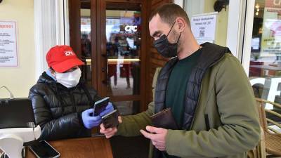 Сергей Аксенов - В Крыму ввели QR-коды для посещения торговых центров - iz.ru - Крым - Израиль