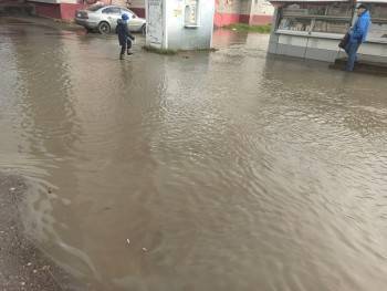 Двор на Карла-Маркса утонул из-за коммунальной аварии - vologda-poisk.ru