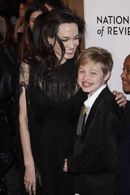 Анджелина Джоли - Брэд Питт - Из девочки в мальчика и обратно. Как менялся стиль Шайло, дочери Анджелины Джоли и Брэда Питта - ukrpost.biz