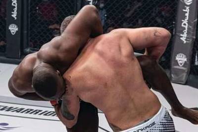 Боец MMA засунул пальцы в рот соперника и пожаловался на его укусы - lenta.ru - Россия - Эмираты - Абу-Даби - Южный Судан