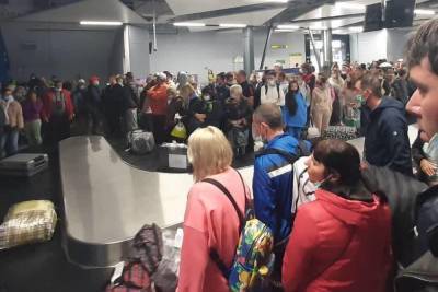 «500 человек в тесном помещении»: в аэропорту Новосибирска багаж двух рейсов выгрузили на одну ленту - novos.mk.ru - Новосибирск - Турция