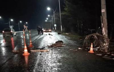 На тюменской трассе водитель погиб, обгоняя фуру по обочине. Машину разорвало на части - znak.com - Екатеринбург - Тюмень - Тюменская обл.