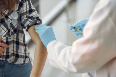 Нил Фергюсон - В Великобритании выявили ослабление эффективности вакцинации против коронавируса COVID-19 - abnews.ru - Англия - Лондон