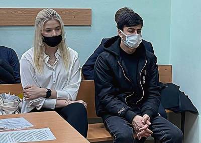 Руслан Бобиев - Авторы скандального фото у храма Василия Блаженного получили 10 месяцев колонии - tvc.ru - Москва - Россия - Таджикистан - район Тверской, Москва