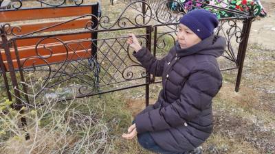 Полицейские привезли женщину на кладбище. "Приковали к ограде и сказали "Колись!" - nashgorod.ru