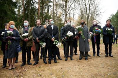 Дипломаты ЕС, Великобритании, США и Швейцарии почтили память жертв сталинских репрессий в Куропатах - naviny.by - США - Англия - Швейцария - Белоруссия - Минск