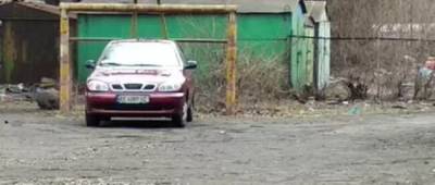Як у Кривому Розі водій припаркувався на футбольному полі у воротах (ФОТО) - w-n.com.ua
