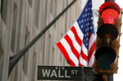 Уолл-стрит снизилась под конец недели - smartmoney.one - Reuters